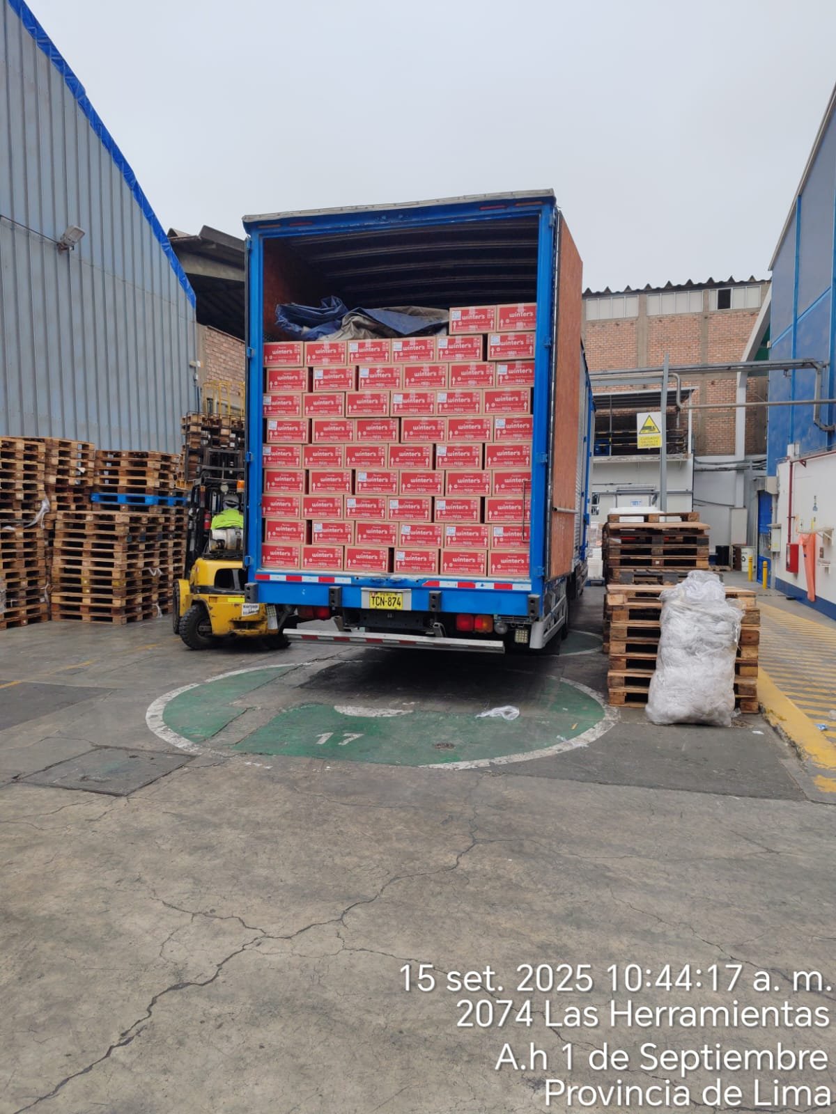 Montacargas cargando camión en almacén SMP