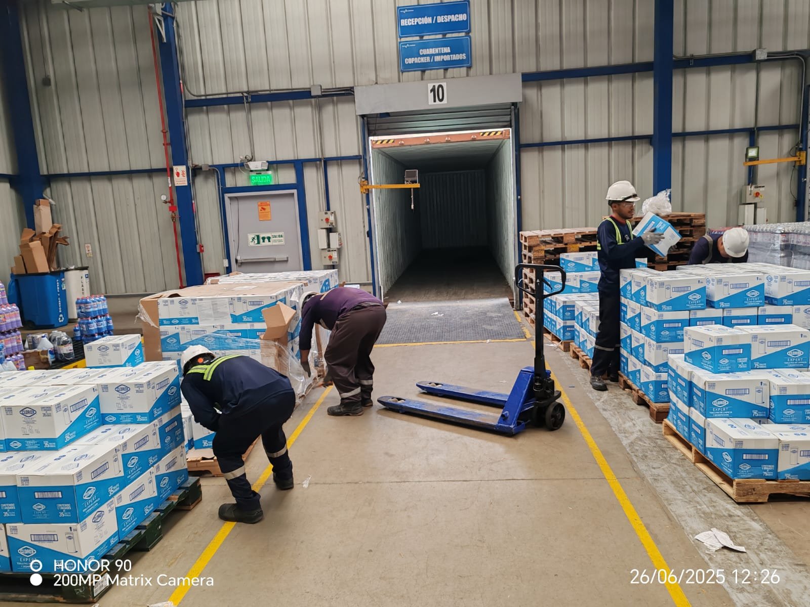 Cuadrilla organizando mercadería en almacén Lima Norte