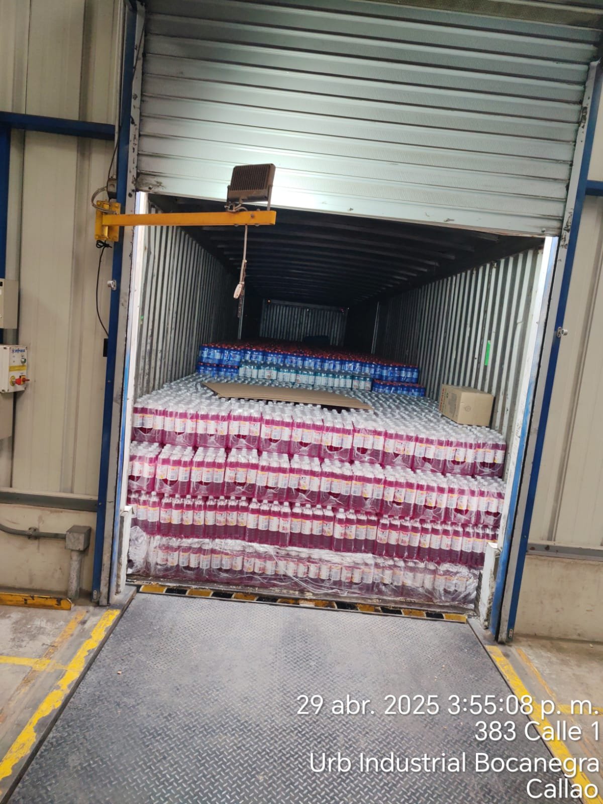 Camión cargado con productos listos para distribución — Logística M&J Lima