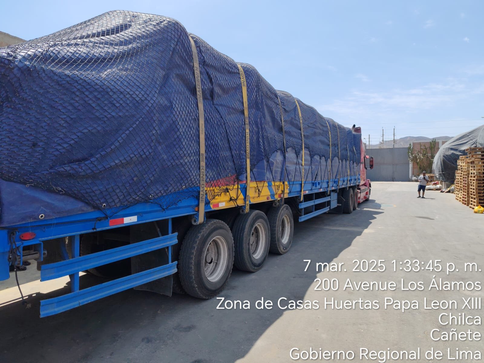 Traslado de mercadería con transpaletas