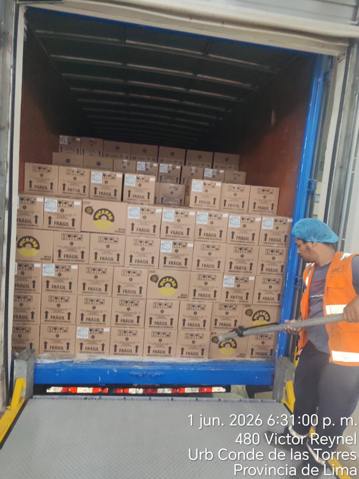 Operario desestibando carga frágil con pallet jack en Lima