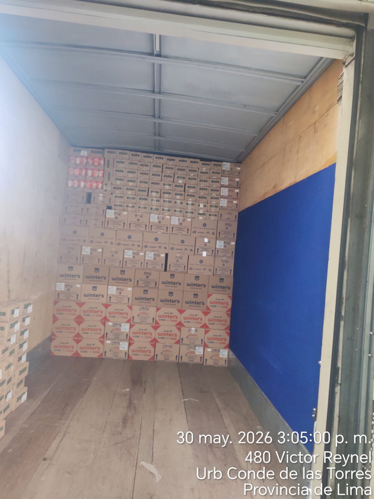 Contenedor perfectamente estirado con cajas en Lima